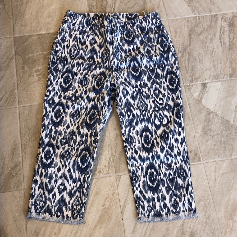 Chico’s NWT Perfect Stretch Girlfriend Slim Fray Indigo Ikat capri/Crop pants